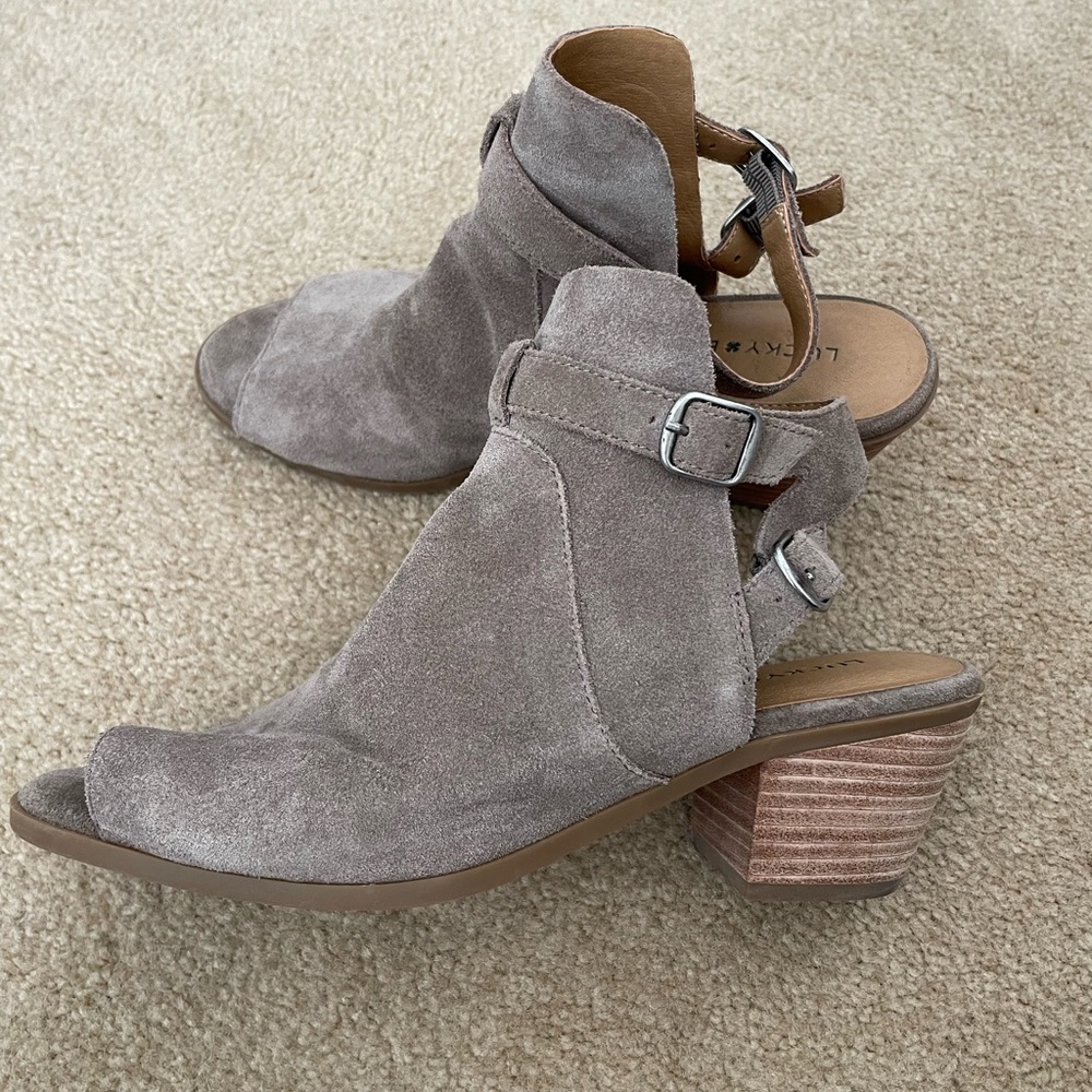 Lucky open toe sandal size 8
